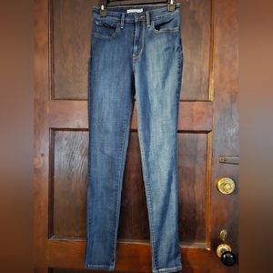 EUC Levi's 721 High Rise Skinny  Jeans - Size 27